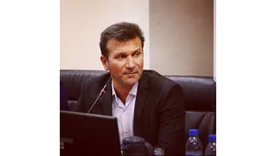 بسیار جای تعجب دارد که شخصی دراین جایگاه اینگونه نظریه پردازی می کند!