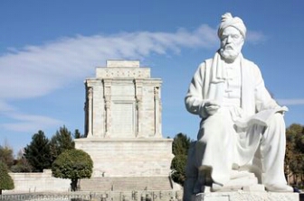 فردوسی دور از ستایش های آشنا