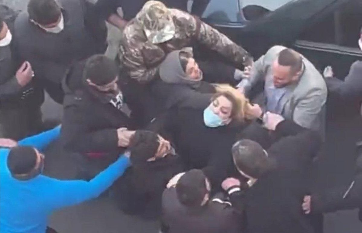 «افسار» او را چه کسی رها کرده؟/ انتقاد شدید نماینده مجلس از «لباس شخصی» بازداشت‌شده