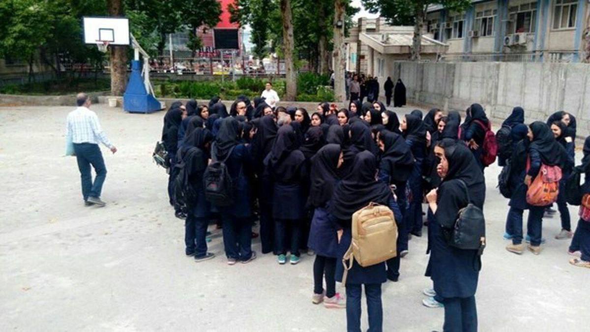 درخواست یک روزنامه از مسئولان: درباره مسمومیت‌ها «اظهارنظر بیجا» نکنید و «نمک روی زخم» مردم نپاشید