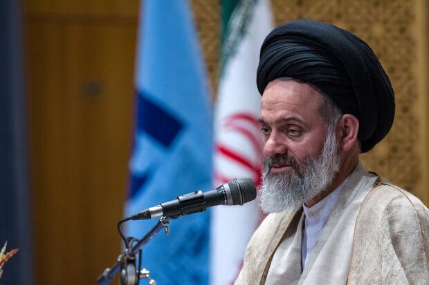 امام جمعه قم: اگر نمی‌توانید با تورم مقابله کنید، حداقل آن را مهار کنید
