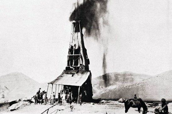 نفت، دوست یا دشمن ایران/ مروری بر نظریه استبداد و دولت نفتی/ طلای سیاه تاریخ ایران را سیاه کرد یا سفید؟