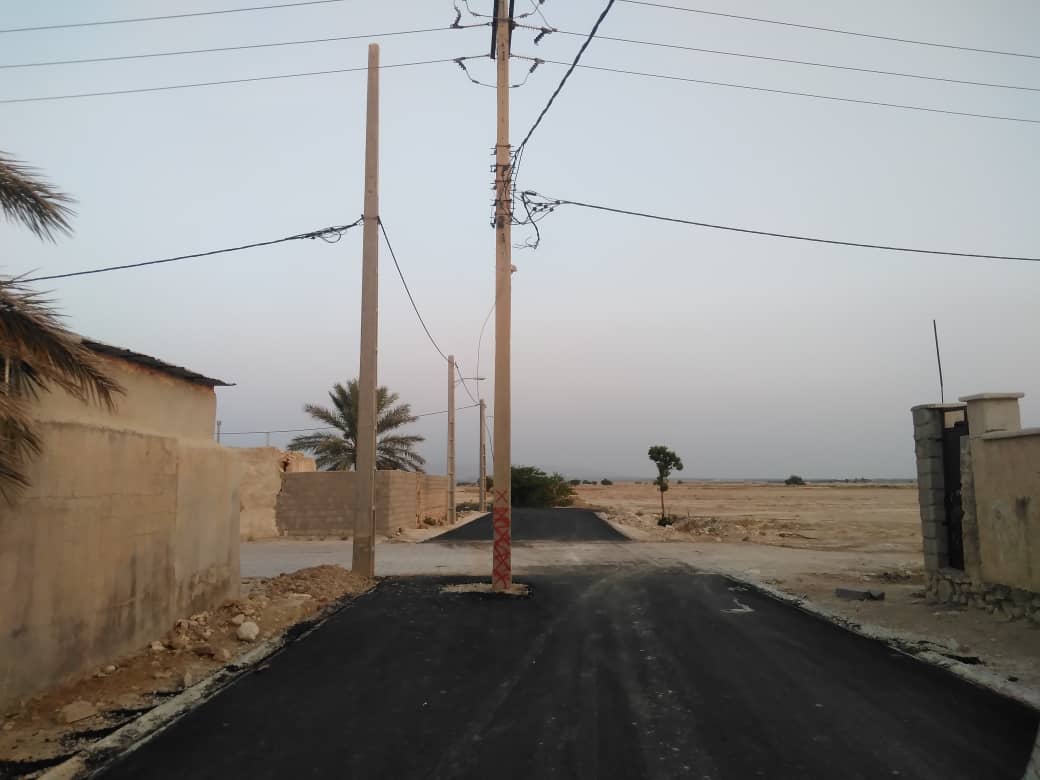 تیر برق وسط کوچه در دولت آباد دشتی/خالق اثر اداره برق و بنیاد مسکن!