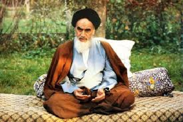 برادر کت و شلوار و کراوات پوش امام خمینی (ره)/ عکس