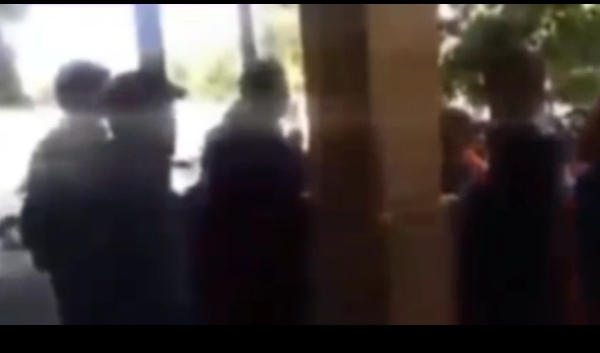 شهردار فردیس کرج به کارگرانی که سه ماهه حقوق نگرفتند! / همه‌تون رو یکساعته تسویه حساب(اخراج) می‌کنم، نیرو تو شهر زیاده..شما دست من رو بوسیدید که اومدید داخل!