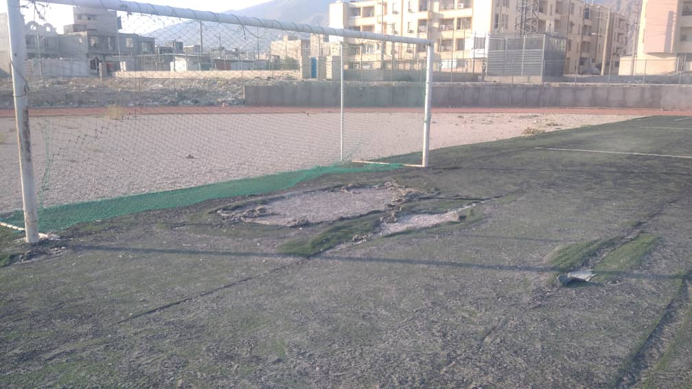 وضعیت نامناسب چمن مسکن مهر خورموج تنها چمن فعال شهر خورموج پیش از شروع مسابقات لیگ استانی و شهرستانی