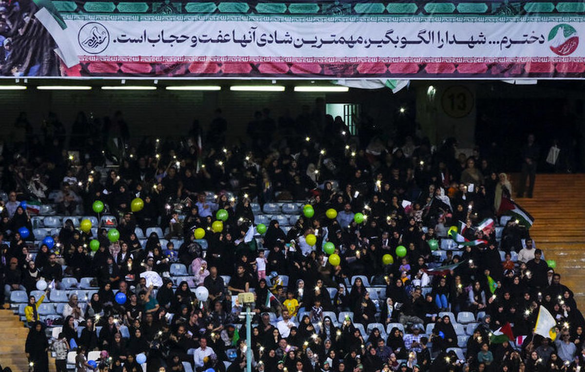 انتقاد تند روزنامه اصولگرا از تجمع حجاب در ورزشگاه آزادی؛ نمی‌شد صندلی‌های خالی را پنهان کرد