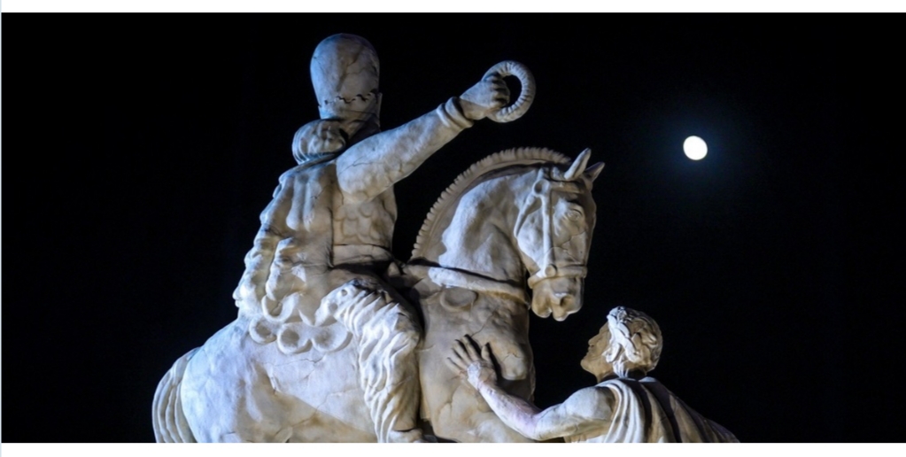 کنایه زیدآبادی به نصب مجسمه شاپور در میدان انقلاب