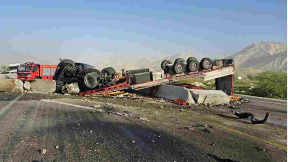 واژگونی تریلی در محور کنگان – بوشهر